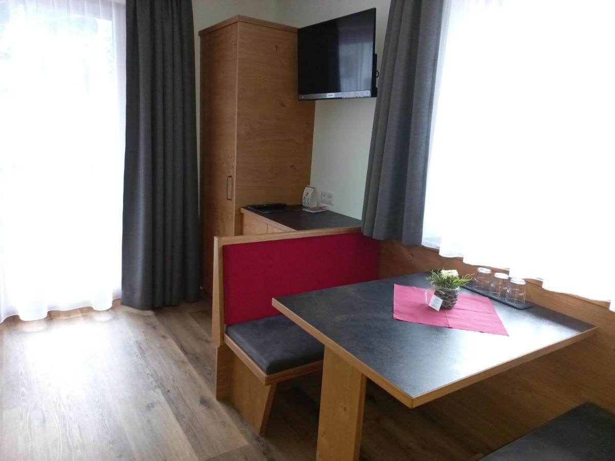 Haus Alpenflora Apartment Flirsch Exterior foto