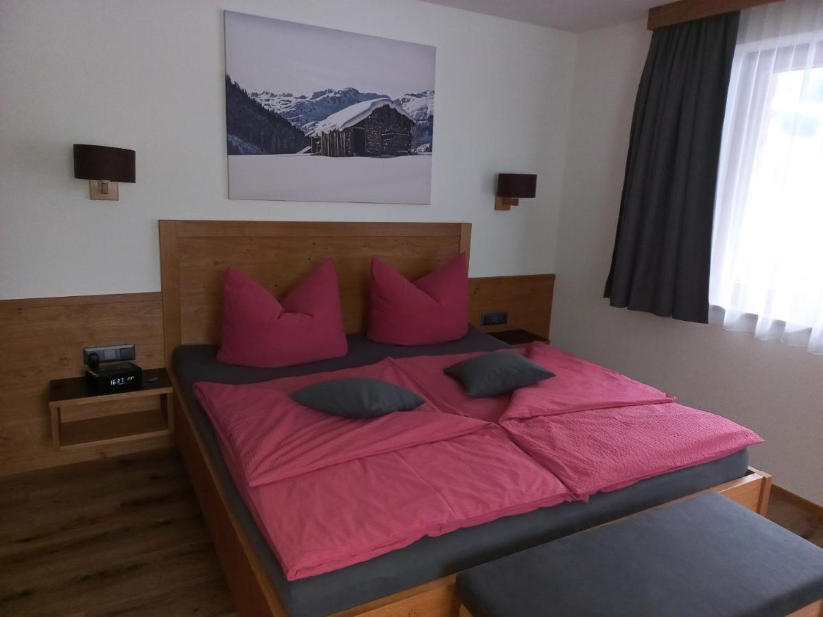 Haus Alpenflora Apartment Flirsch Exterior foto